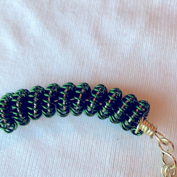 Green beads and gold- tone necklace and bracelet - Picture 2 of 3